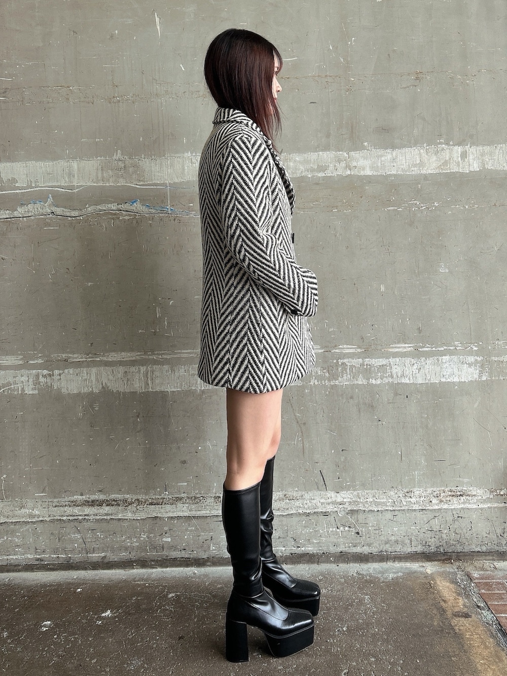 その他のテーラードジャケット、ブラック系のスカート、ブラック系のブーツを着用したレディースの秋コーディネートの4枚目の写真