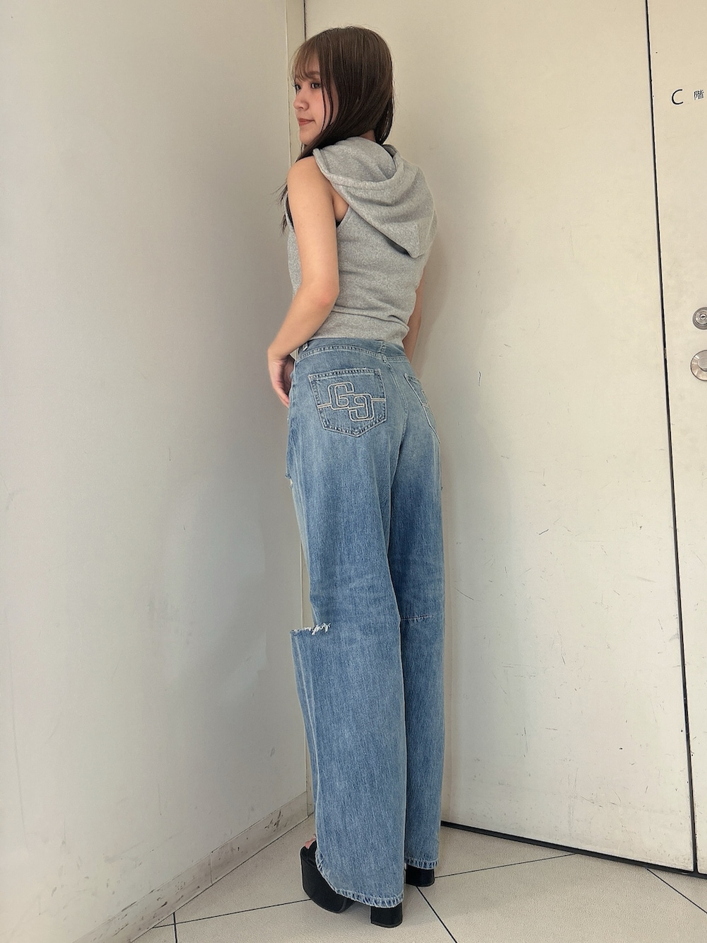 グレー系のTシャツ/カットソー、ブルー系のデニムパンツ、その他のサンダルを着用したレディースの夏コーディネートの2枚目の写真