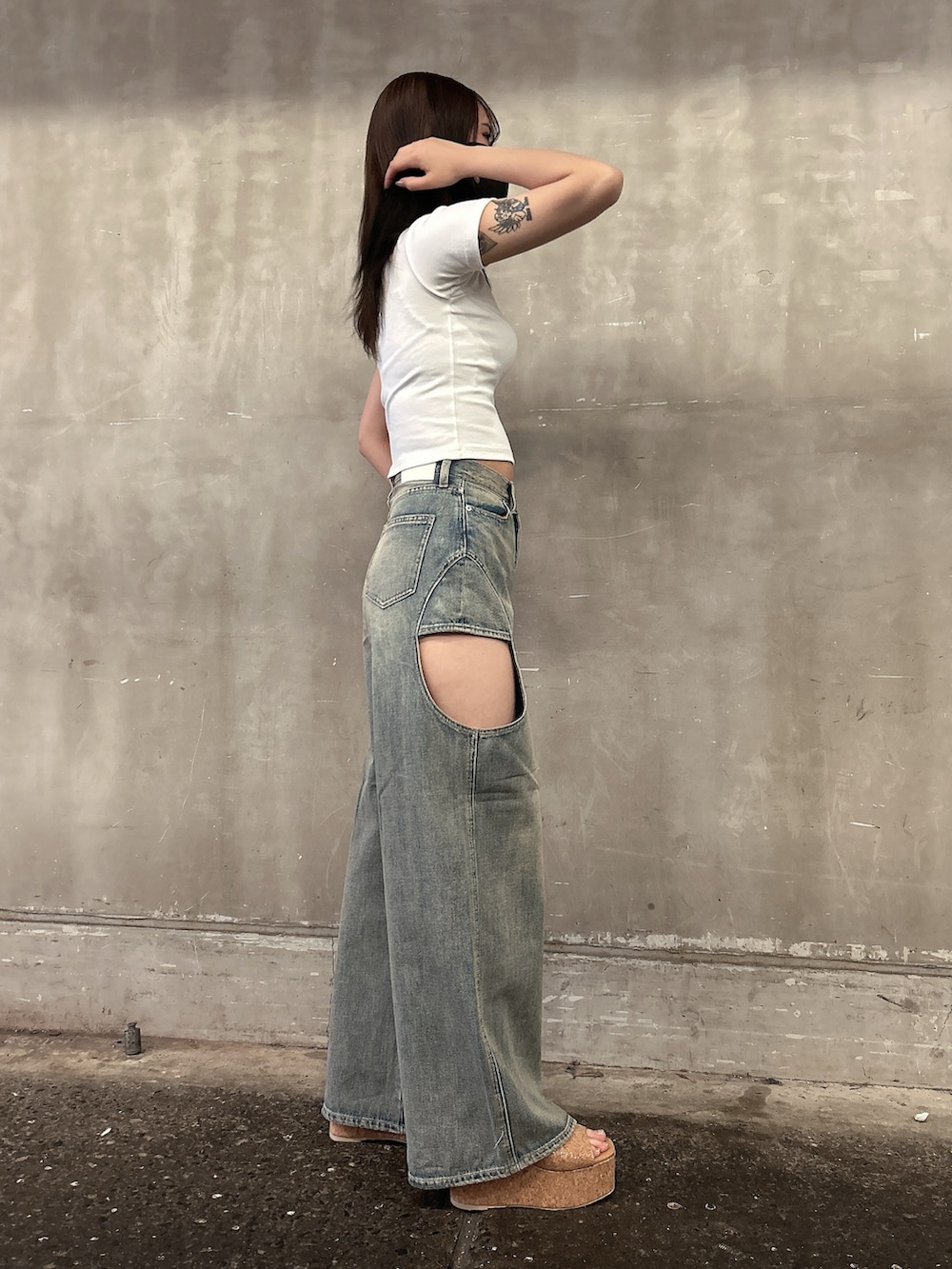 ホワイト系のTシャツ/カットソー、ブルー系のデニムパンツ、ベージュ系のサンダルを着用したレディースの春コーディネートの2枚目の写真