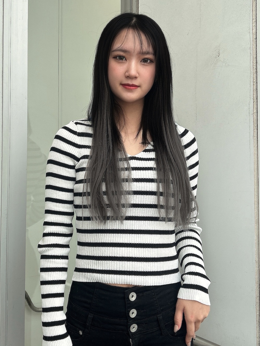 グレー系のライダースジャケット、ブラック系のデニムパンツ、その他のニット/セーターを着用したレディースの秋コーディネートの6枚目の写真