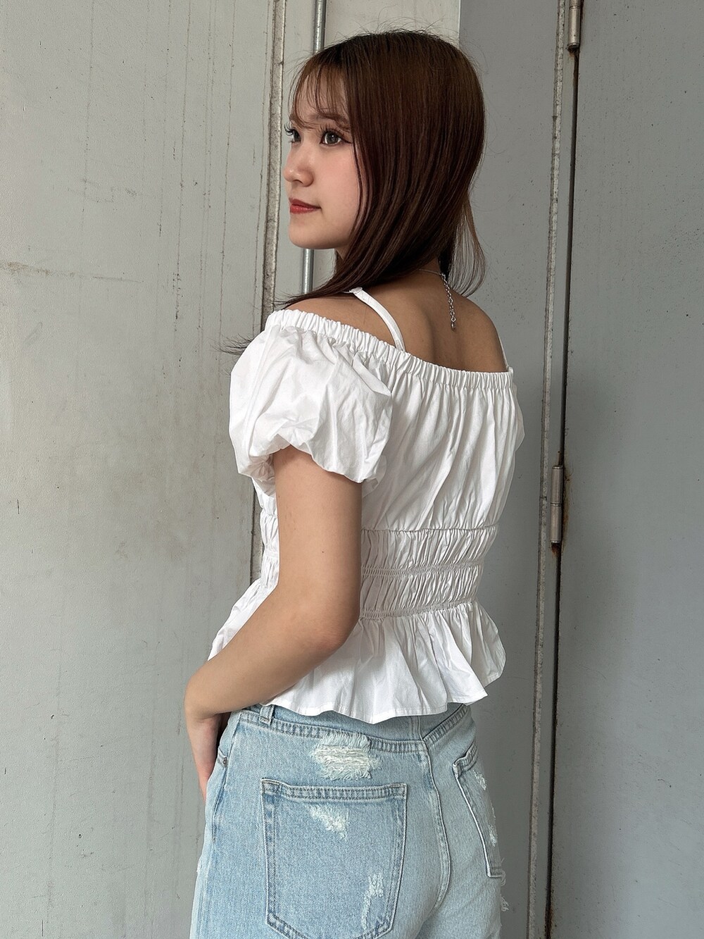 ホワイト系のシャツ/ブラウス、ブルー系のデニムパンツ、ベージュ系のサンダルを着用したレディースの春コーディネートの5枚目の写真