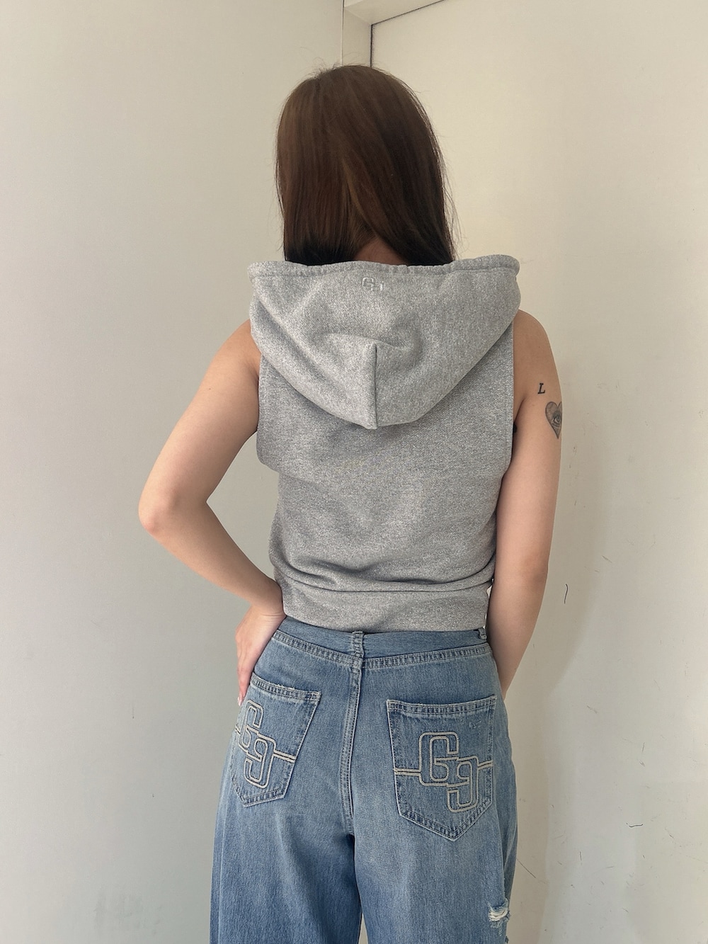 グレー系のTシャツ/カットソー、ブルー系のデニムパンツ、その他のサンダルを着用したレディースの夏コーディネートの6枚目の写真