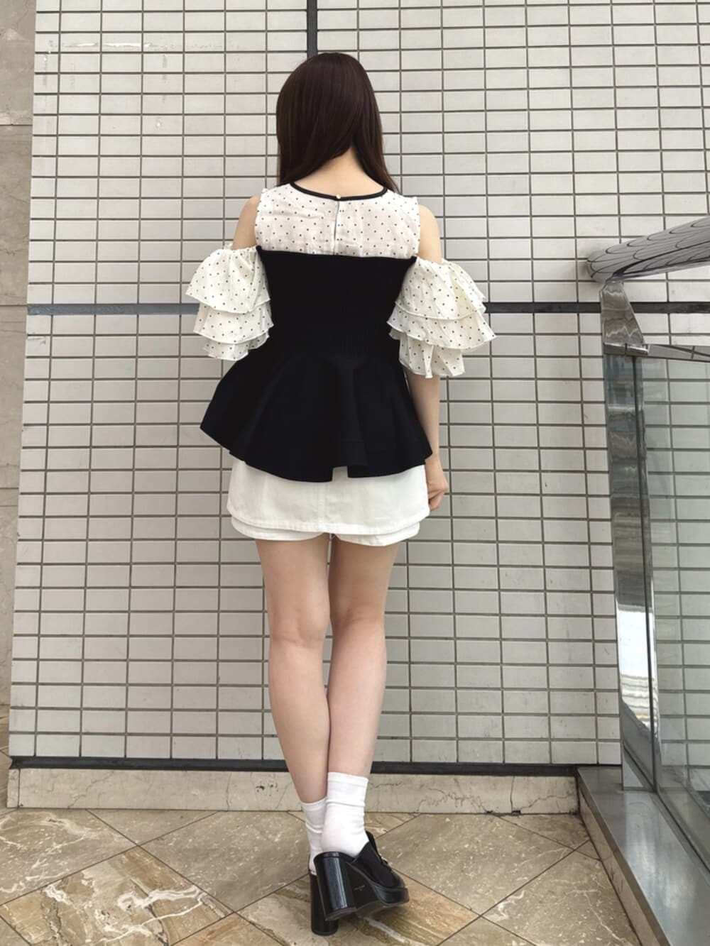 その他のその他トップス、ホワイト系のデニムパンツ、ブラック系のパンプスを着用したレディースの春コーディネートの3枚目の写真