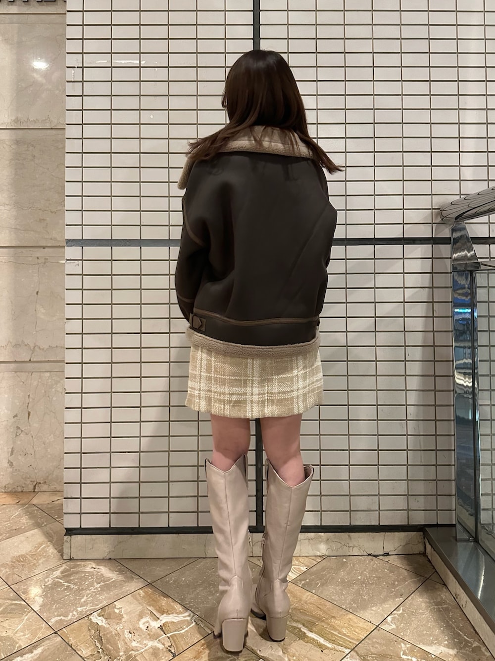 ブラウン系のブルゾン、ホワイト系のシャツ/ブラウス、ベージュ系のスカートを着用したレディースの秋コーディネートの2枚目の写真