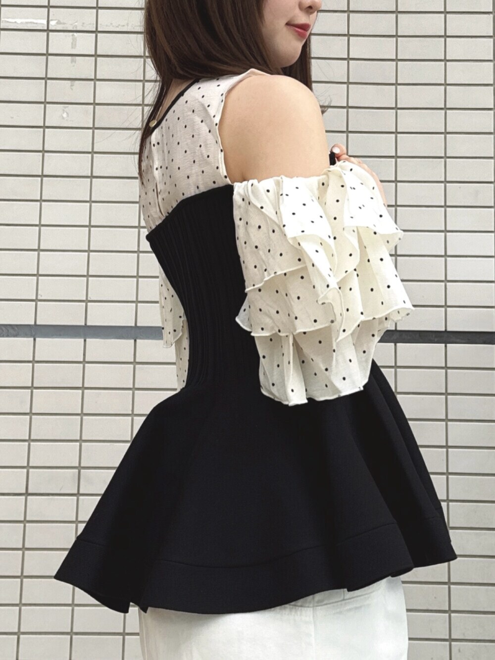その他のその他トップス、ホワイト系のデニムパンツ、ブラック系のパンプスを着用したレディースの春コーディネートの4枚目の写真