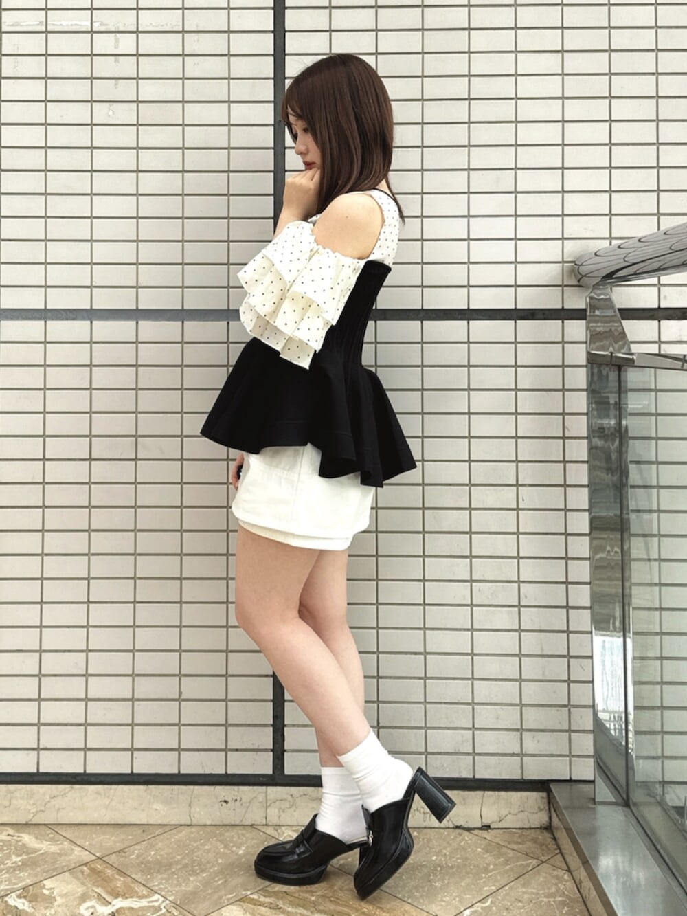 その他のその他トップス、ホワイト系のデニムパンツ、ブラック系のパンプスを着用したレディースの春コーディネートの2枚目の写真