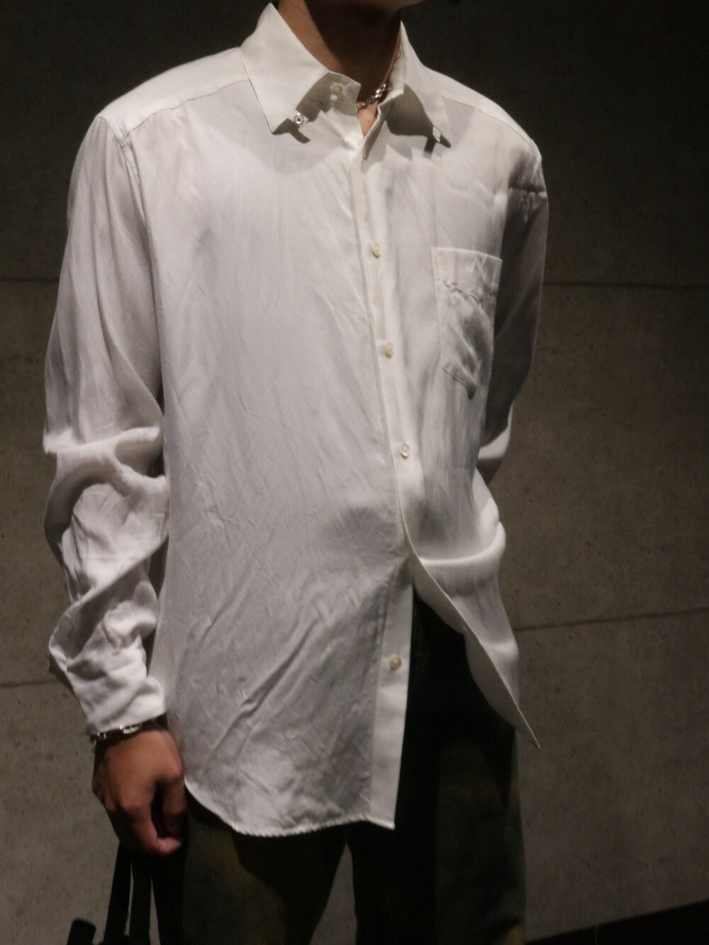 ブラウン系のローファー、ホワイト系のシャツ/ブラウス、その他のデニムパンツを着用したメンズの秋コーディネートの3枚目の写真