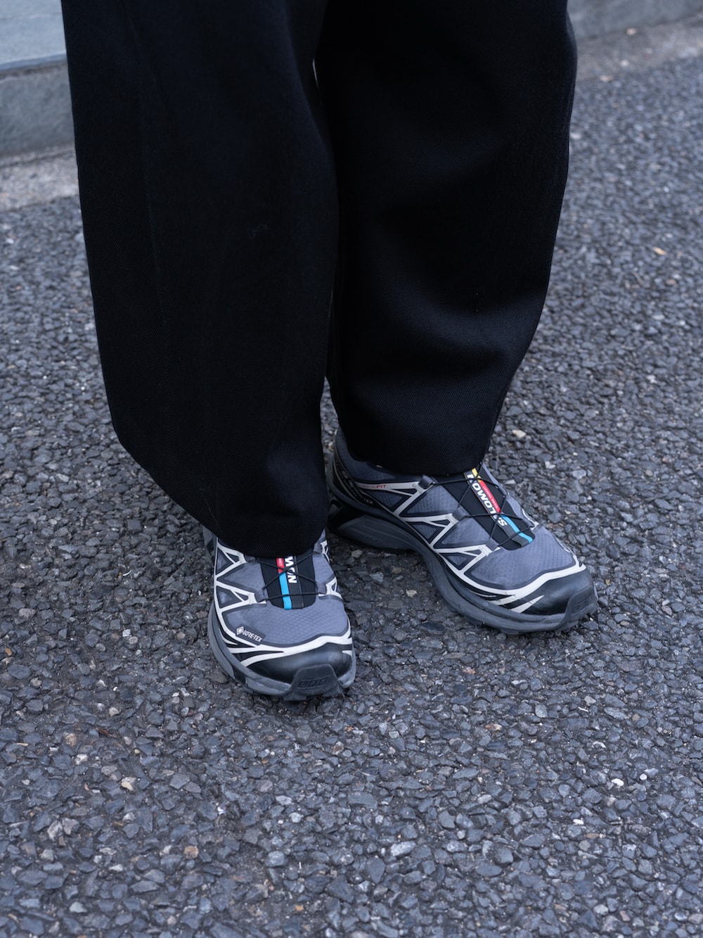 グレー系のジャケット/アウター、ホワイト系のシャツ/ブラウス、ブラック系のパンツを着用したメンズの秋コーディネートの4枚目の写真