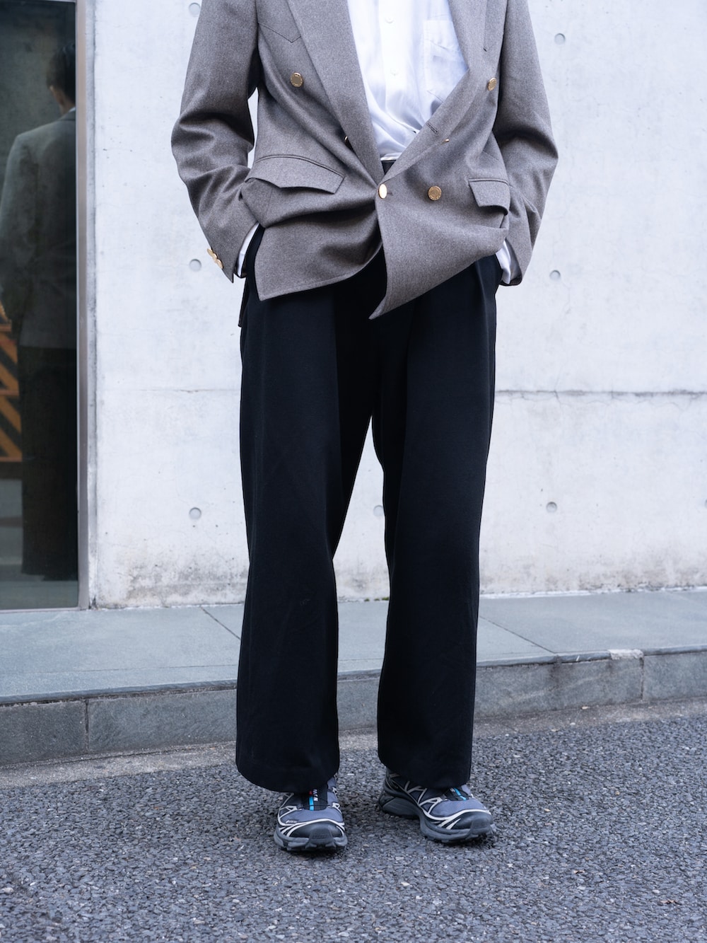 グレー系のジャケット/アウター、ホワイト系のシャツ/ブラウス、ブラック系のパンツを着用したメンズの秋コーディネートの3枚目の写真