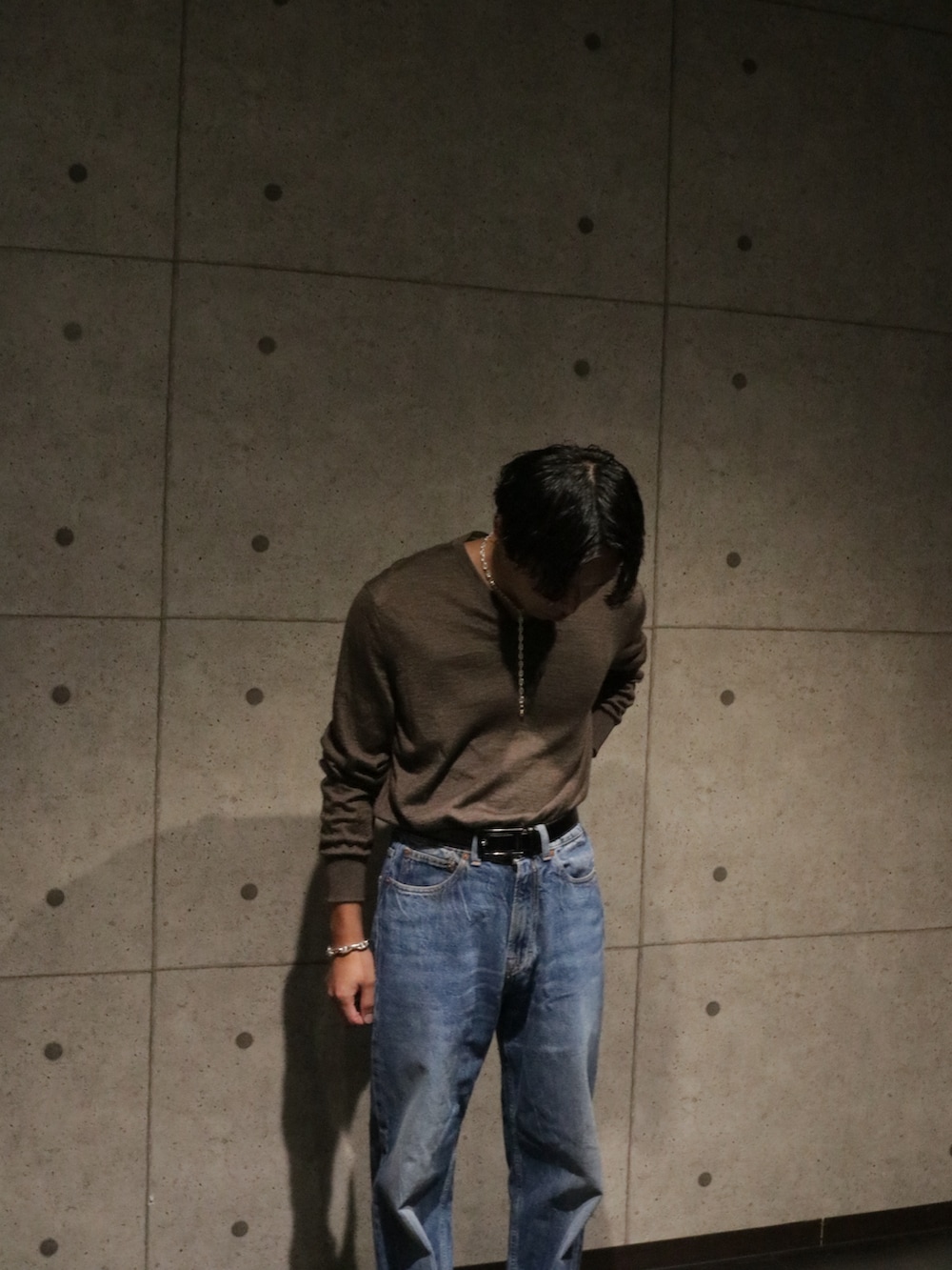 ブルー系のデニムパンツ、ブラウン系のローファーを着用したメンズの秋コーディネートの4枚目の写真
