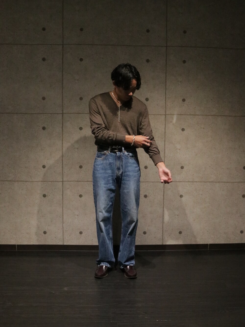 ブルー系のデニムパンツ、ブラウン系のローファーを着用したメンズの秋コーディネートの3枚目の写真