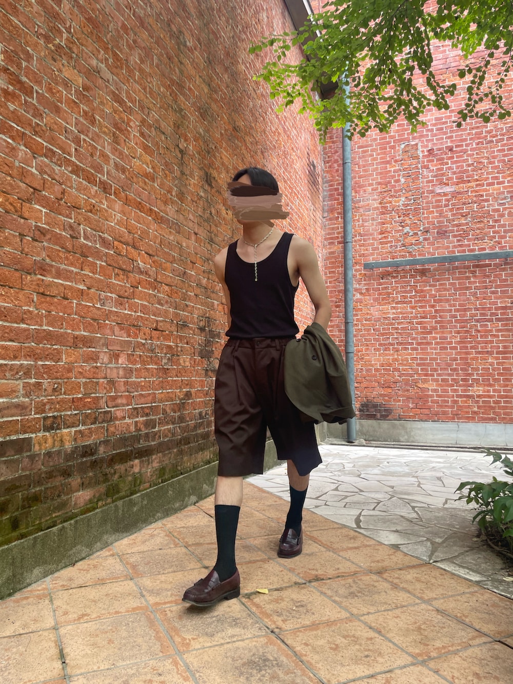 ブラウン系のローファー、ブラウン系のその他パンツ、グリーン系のテーラードジャケットを着用したメンズの夏コーディネートの2枚目の写真