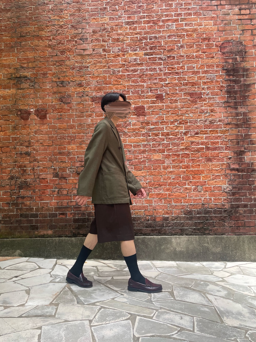 ブラウン系のローファー、ブラウン系のその他パンツ、グリーン系のテーラードジャケットを着用したメンズの夏コーディネートの3枚目の写真