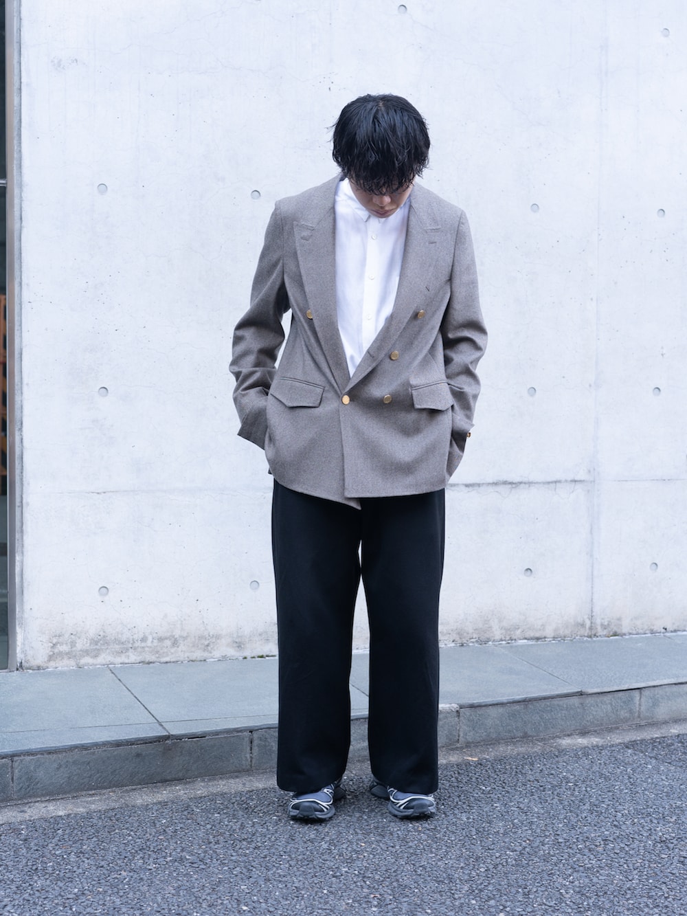 グレー系のジャケット/アウター、ホワイト系のシャツ/ブラウス、ブラック系のパンツを着用したメンズの秋コーディネートの2枚目の写真