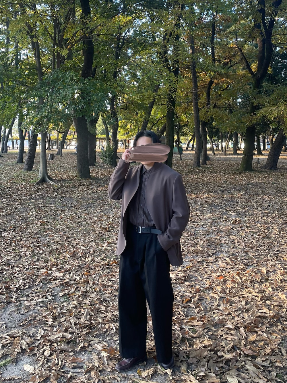 ブラウン系のシャツ/ブラウス、ブラウン系のジャケット/アウター、ブラック系のパンツを着用したメンズの夏コーディネートの2枚目の写真