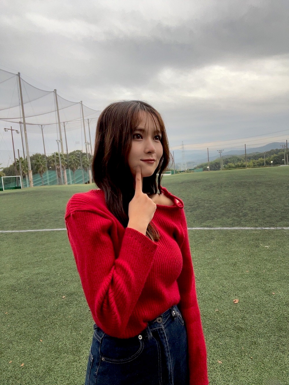 レッド系のニット/セーターを着用したレディースの秋コーディネートの3枚目の写真