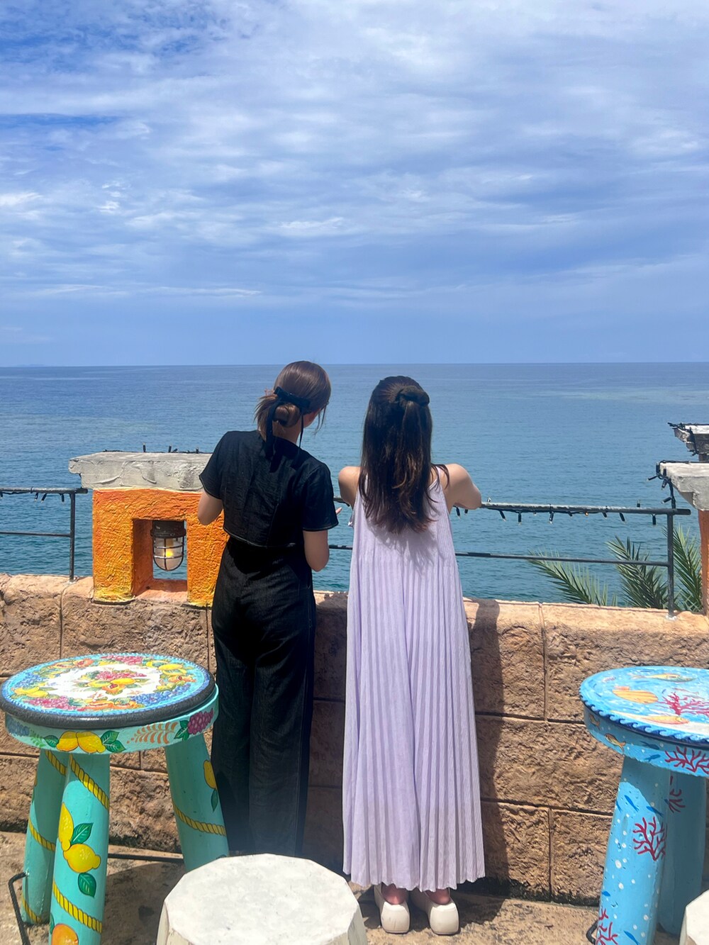 ブラック系のセットアップ、ブラック系のサンダルを着用したレディースの夏コーディネートの4枚目の写真