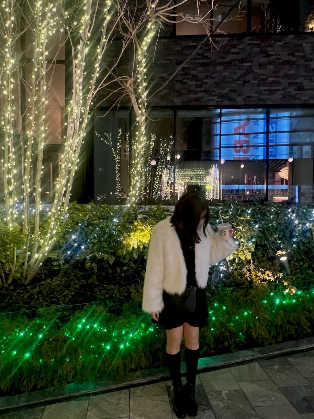 ホワイト系のその他アウター、ブラック系のワンピースを着用したレディースの冬コーディネートの3枚目の写真