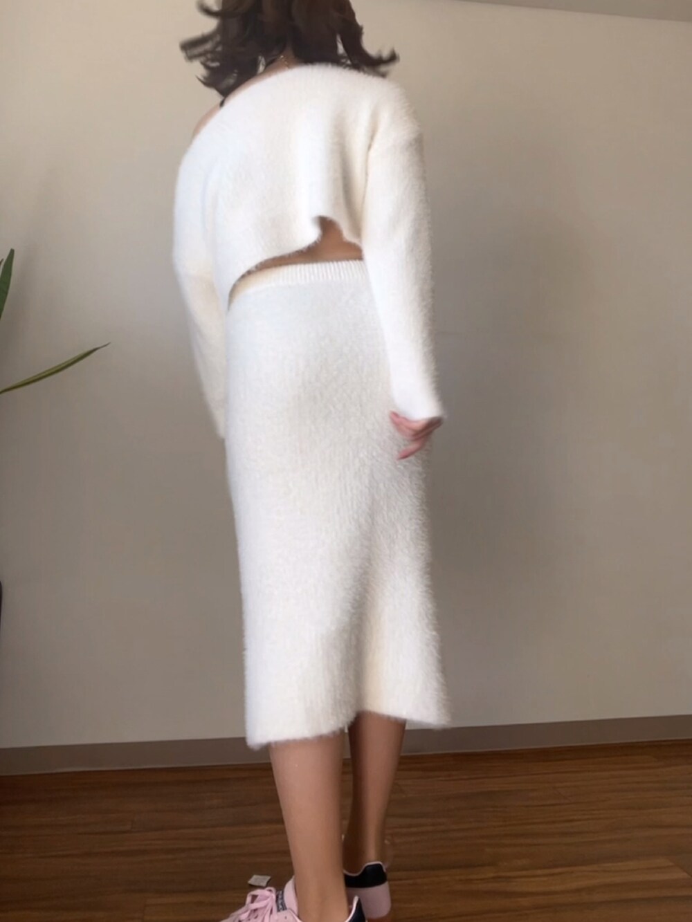 ホワイト系のニット/セーター、ピンク系のスニーカー、ブラック系のチョーカーを着用したレディースの春コーディネートの3枚目の写真