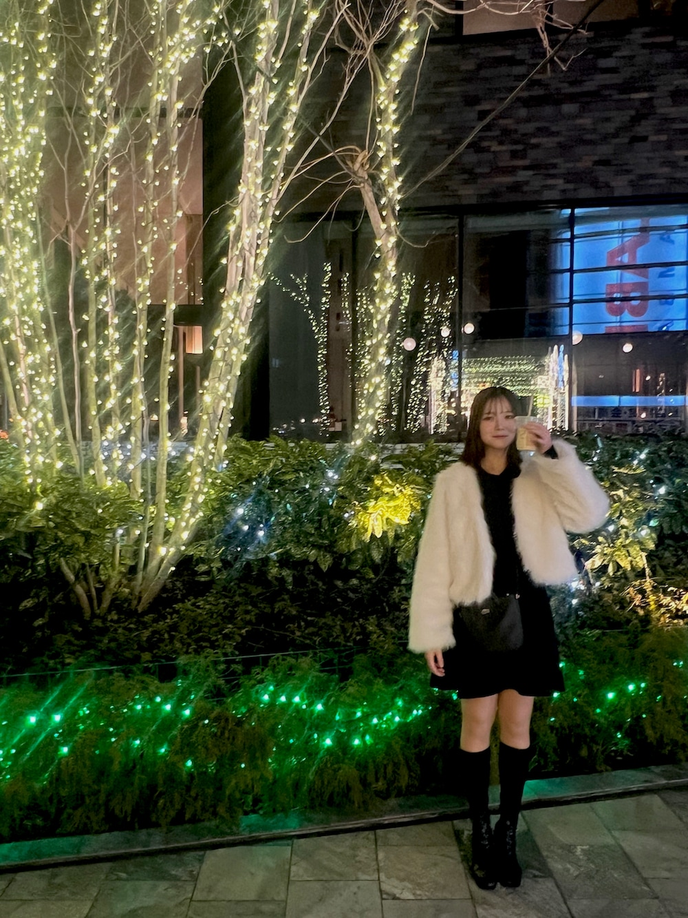 ホワイト系のその他アウター、ブラック系のワンピースを着用したレディースの冬コーディネートの4枚目の写真