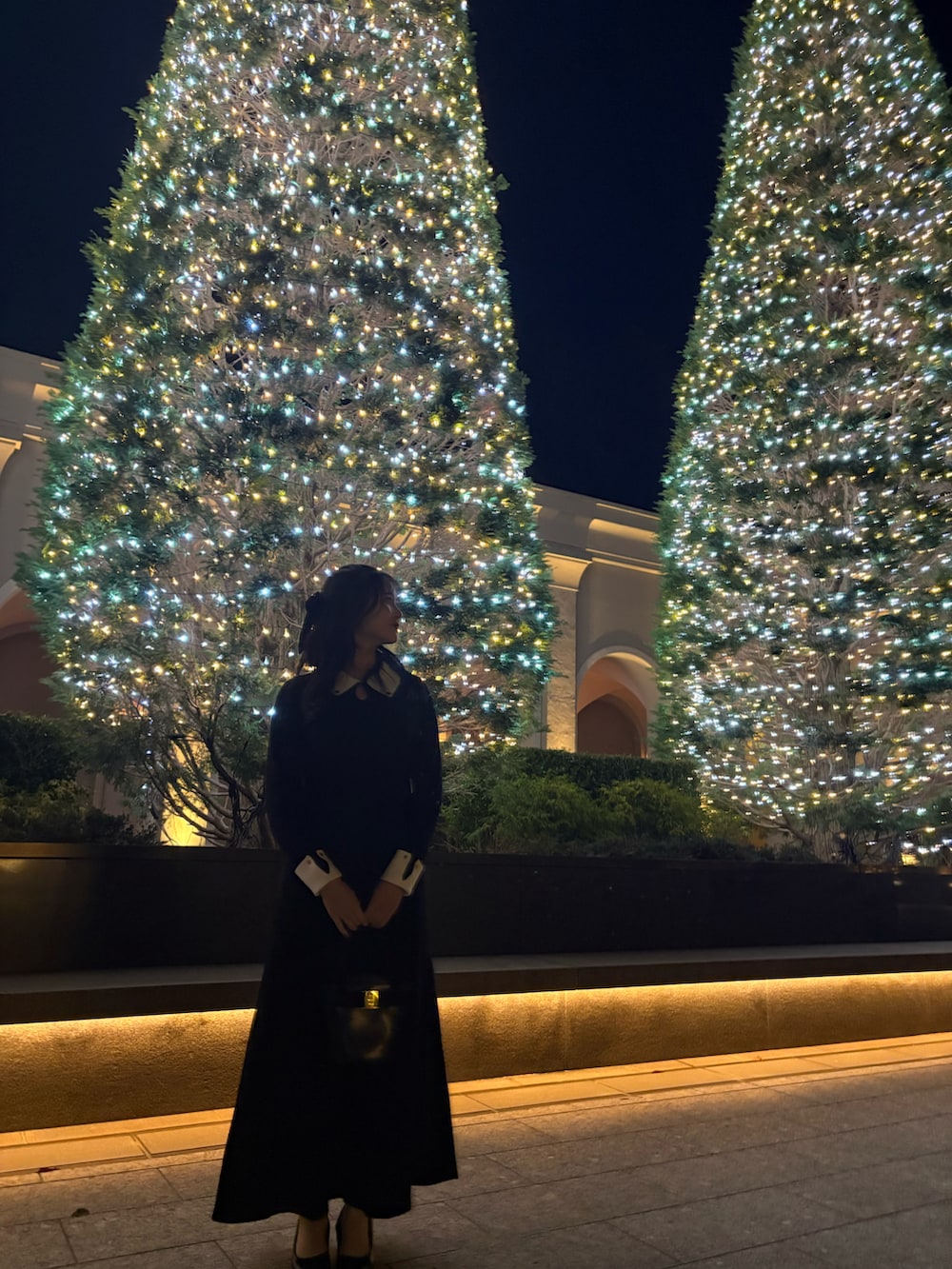 ブラック系のワンピースを着用したレディースの冬コーディネートの2枚目の写真