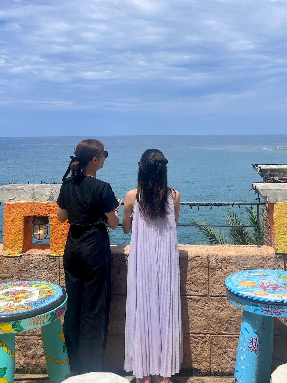 ブラック系のセットアップ、ブラック系のサンダルを着用したレディースの夏コーディネートの5枚目の写真