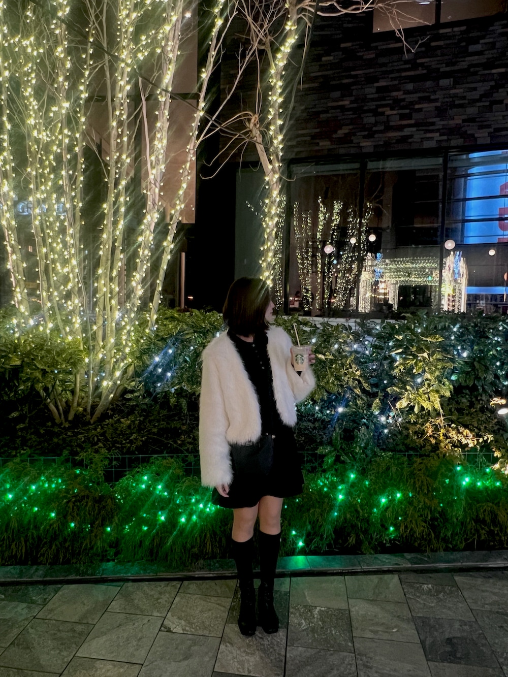 ホワイト系のその他アウター、ブラック系のワンピースを着用したレディースの冬コーディネートの2枚目の写真