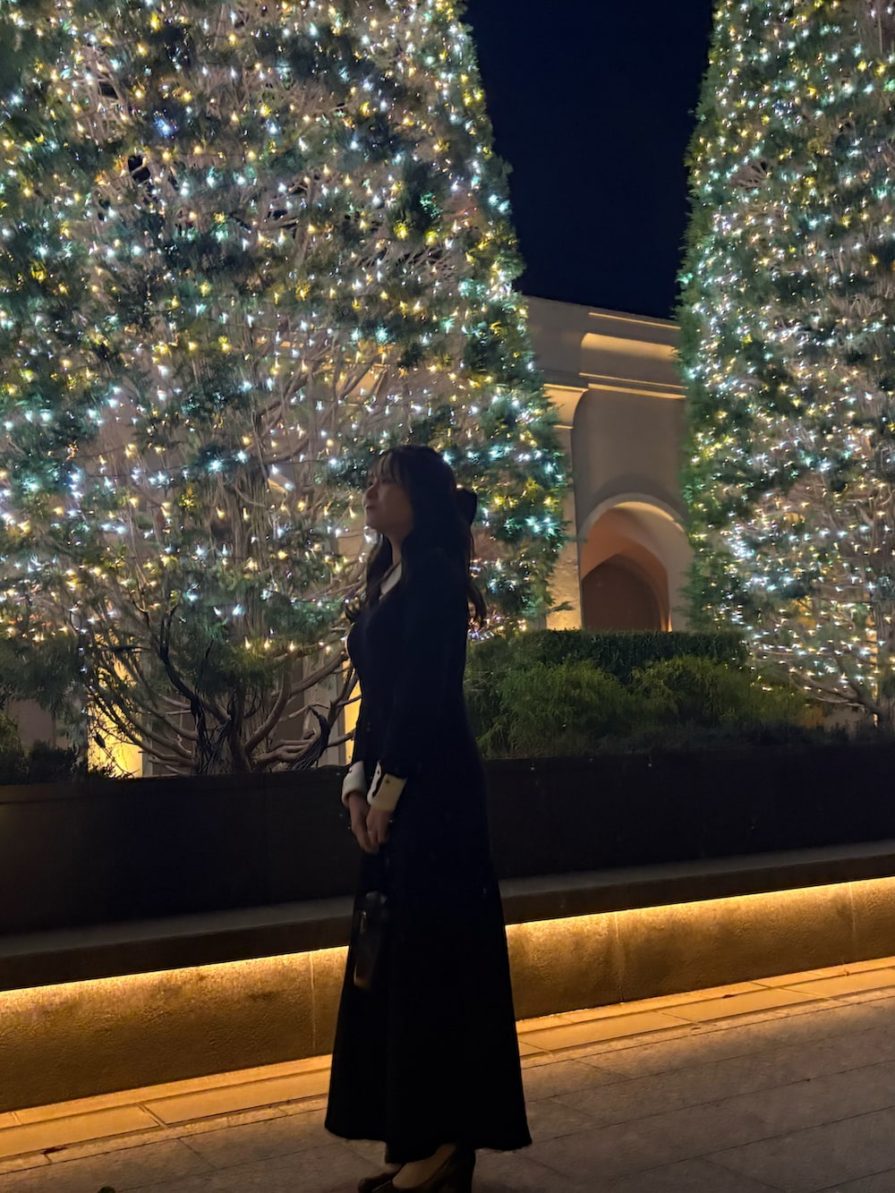 ブラック系のワンピースを着用したレディースの冬コーディネートの3枚目の写真