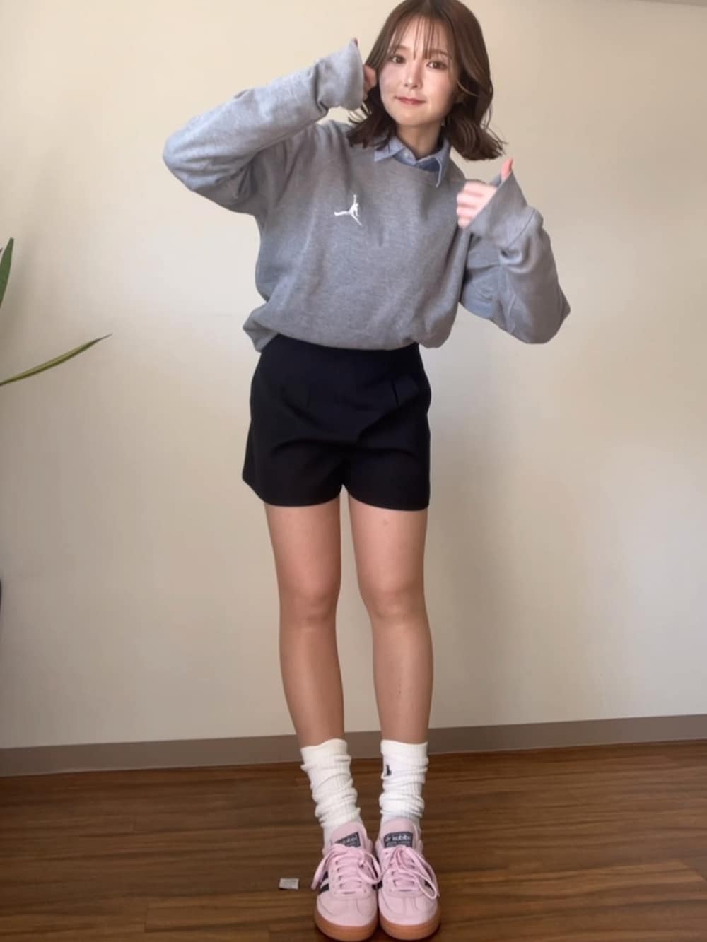 ブラック系のその他パンツ、ピンク系のスニーカーを着用したレディースの春コーディネートの3枚目の写真