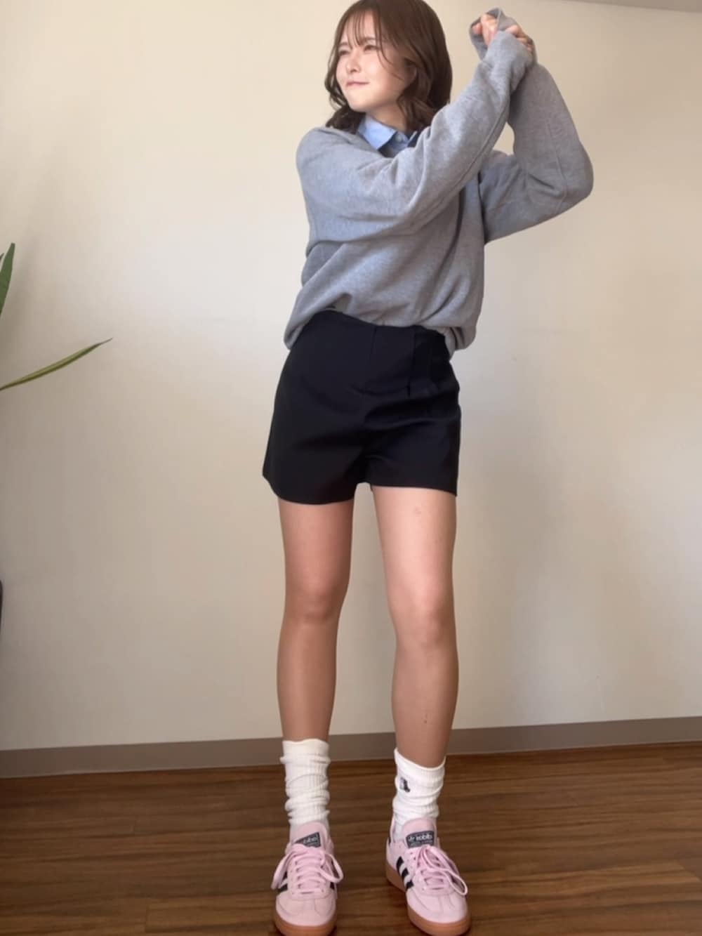 ブラック系のその他パンツ、ピンク系のスニーカーを着用したレディースの春コーディネートの2枚目の写真