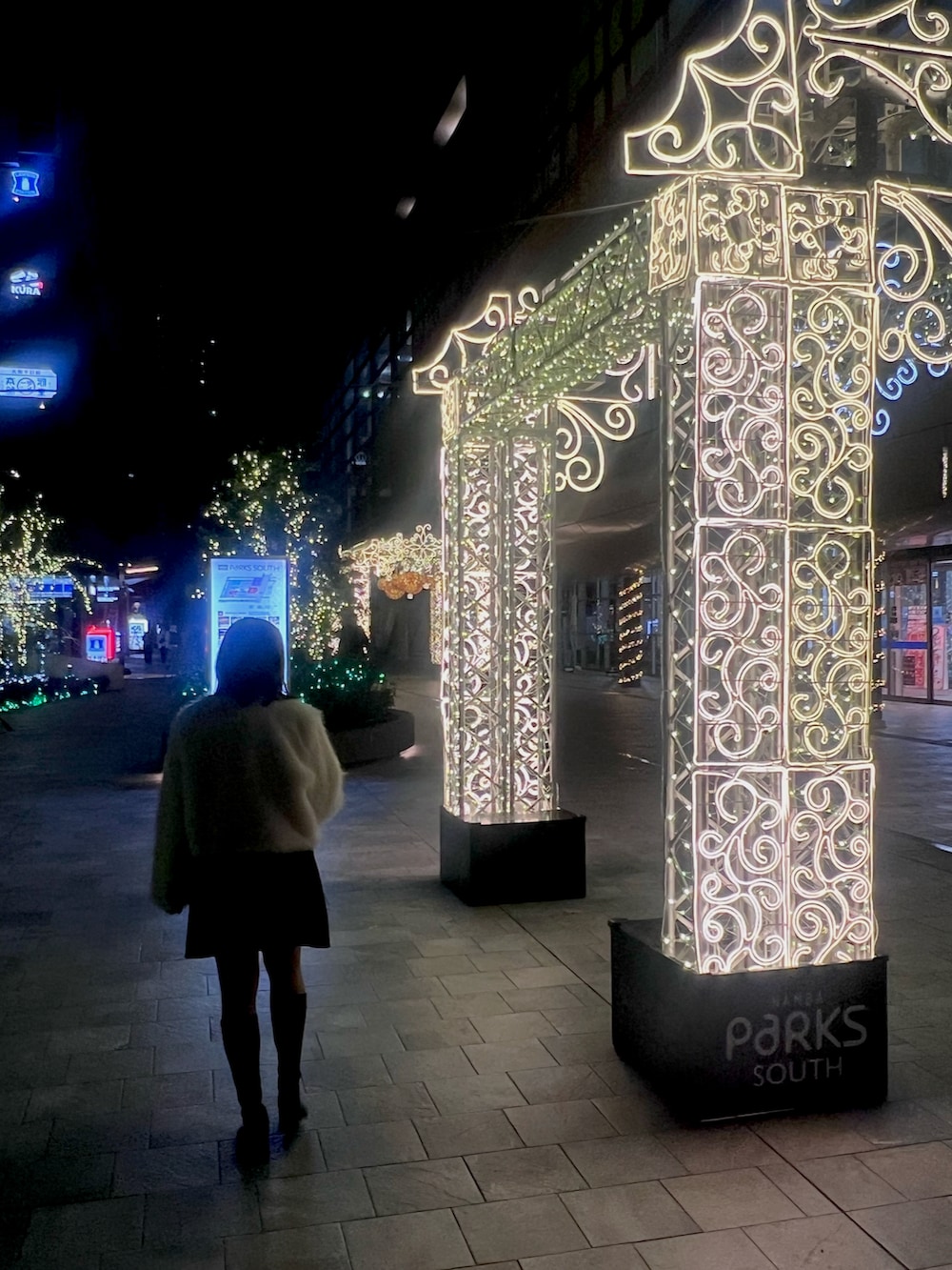 ホワイト系のその他アウター、ブラック系のワンピースを着用したレディースの冬コーディネートの5枚目の写真