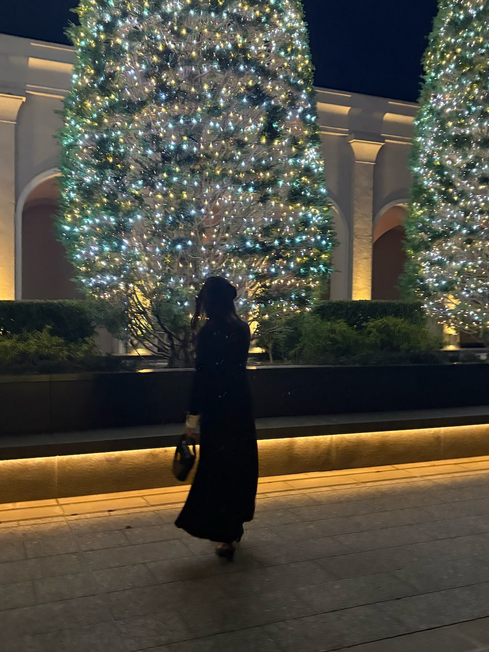 ブラック系のワンピースを着用したレディースの冬コーディネートの4枚目の写真