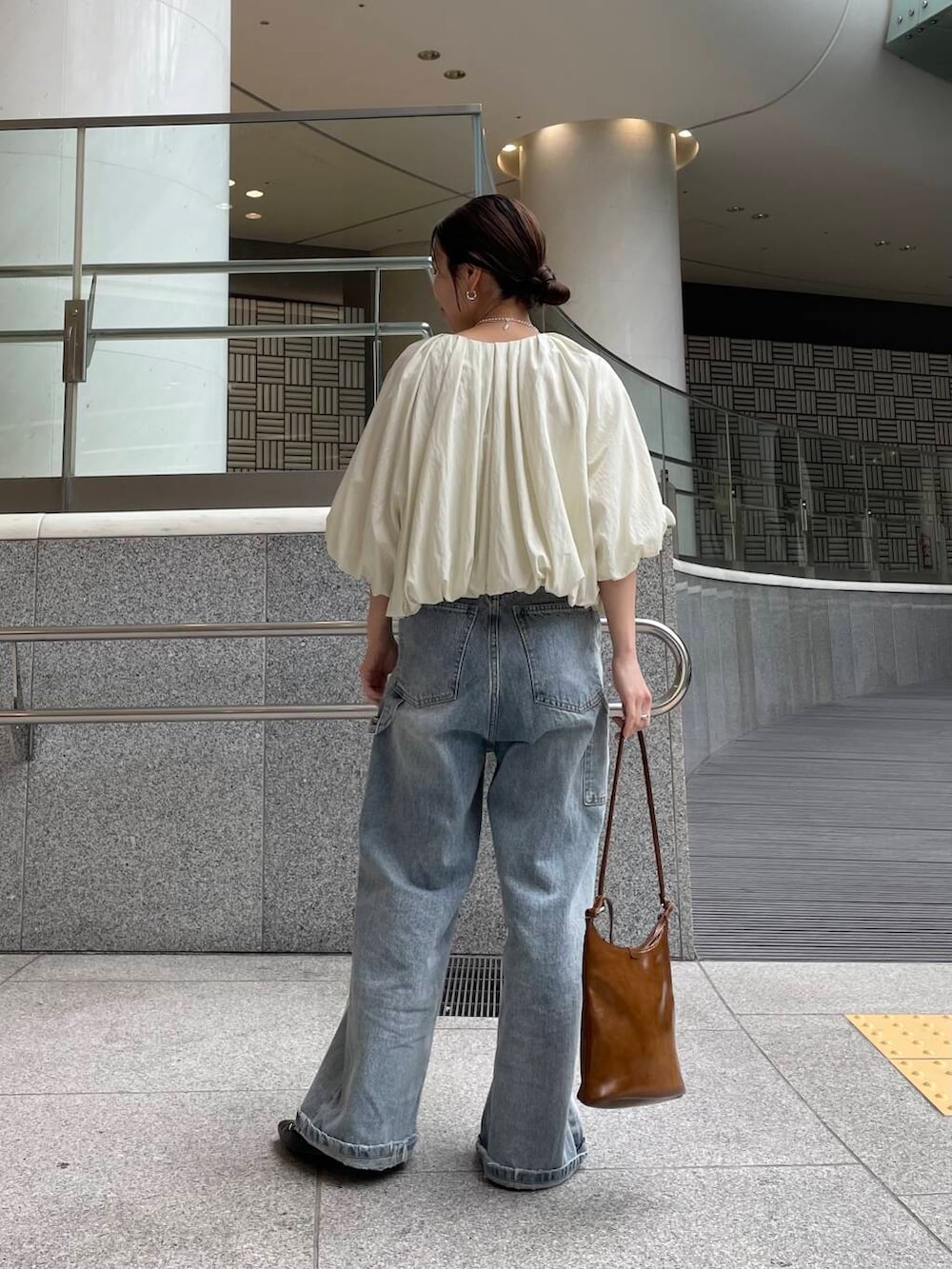 ブルー系のデニムパンツ、ホワイト系のその他アウターを着用したレディースの春コーディネートの6枚目の写真