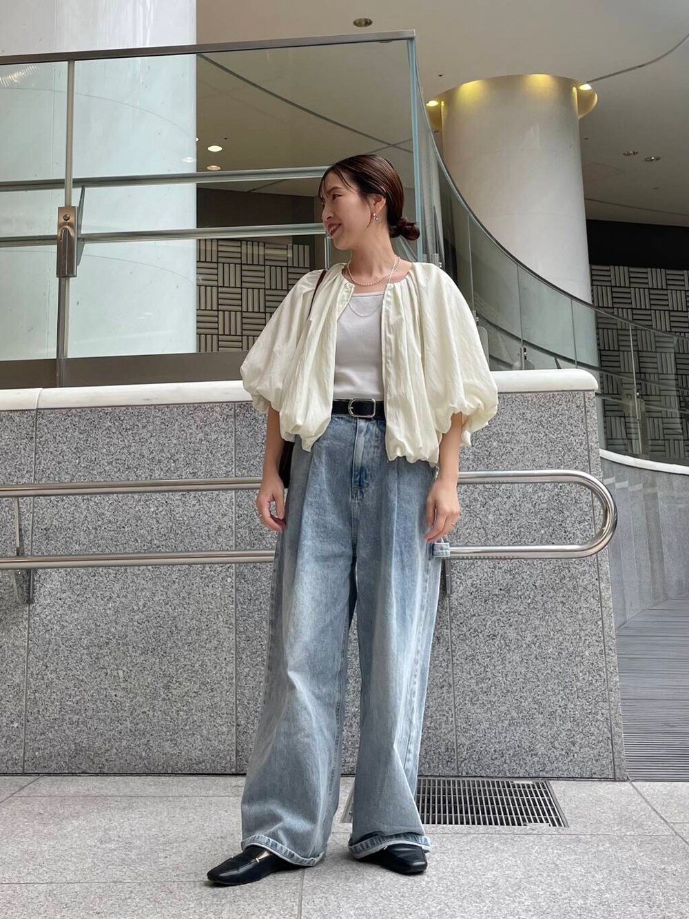 ブルー系のデニムパンツ、ホワイト系のその他アウターを着用したレディースの春コーディネートの2枚目の写真