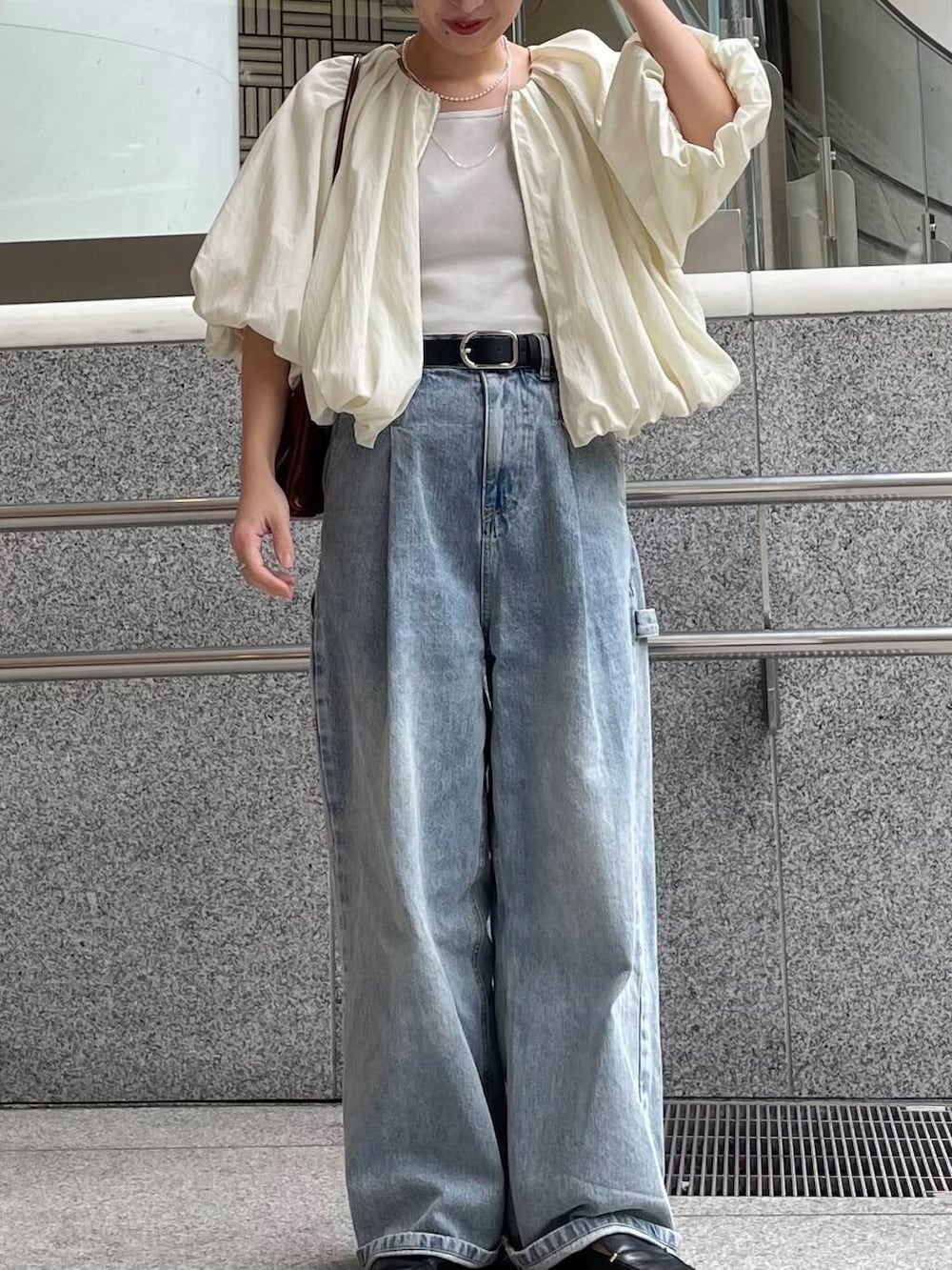 ブルー系のデニムパンツ、ホワイト系のその他アウターを着用したレディースの春コーディネートの4枚目の写真