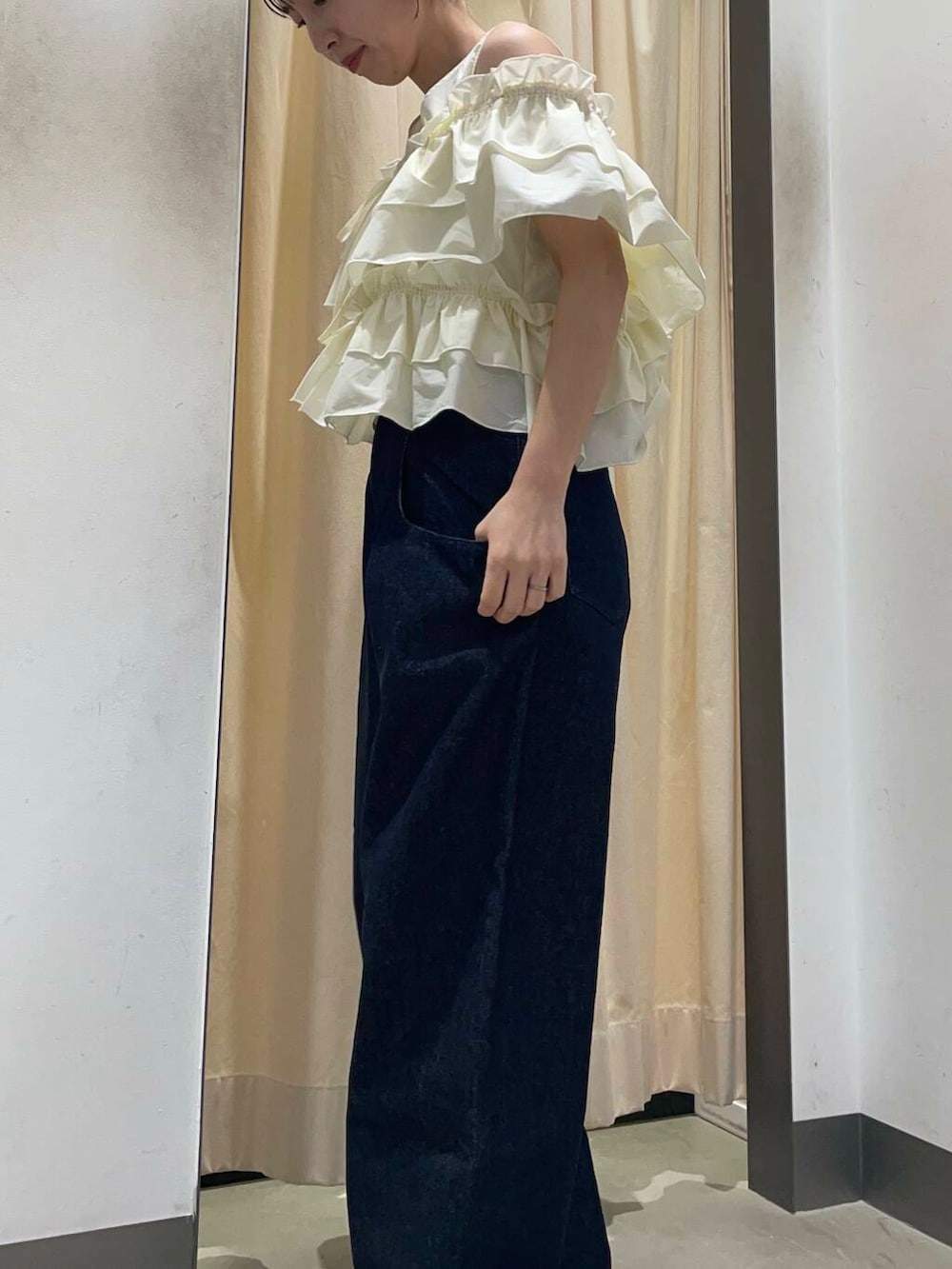 ブルー系のデニムパンツ、ホワイト系のシャツ/ブラウスを着用したレディースの春コーディネートの5枚目の写真