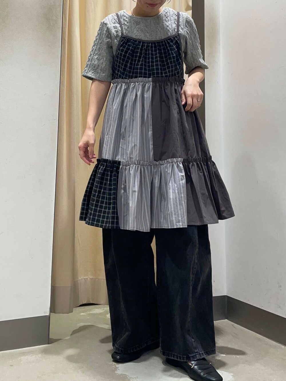 ブラック系のワンピース、グレー系のTシャツ/カットソーを着用したレディースの春コーディネートの2枚目の写真