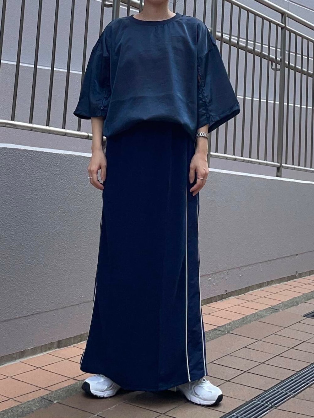 ブルー系のTシャツ/カットソー、ブルー系のスカートを着用したレディースの夏コーディネートの2枚目の写真