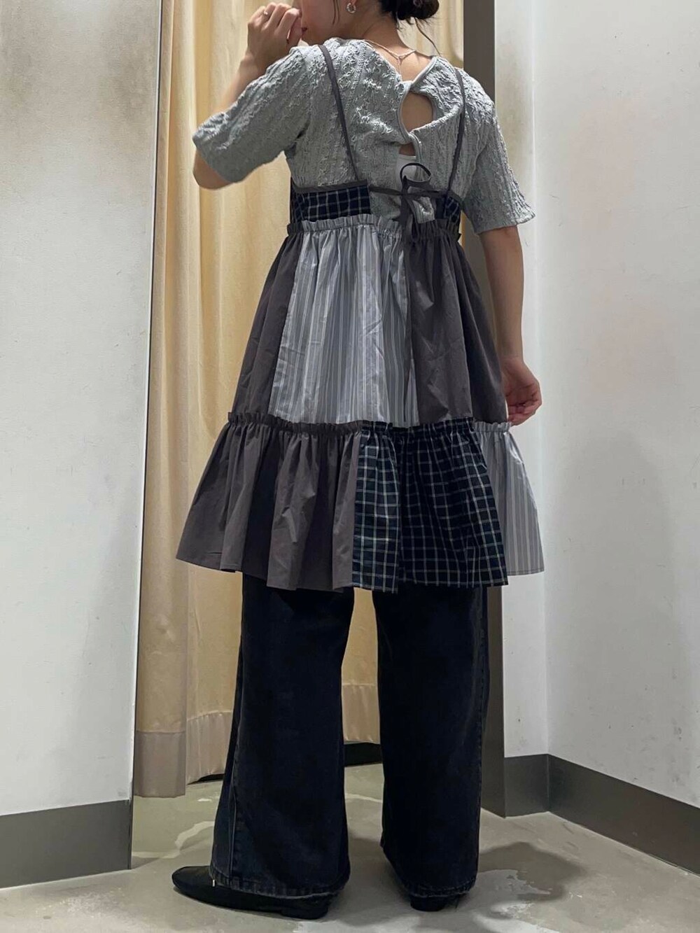 ブラック系のワンピース、グレー系のTシャツ/カットソーを着用したレディースの春コーディネートの3枚目の写真