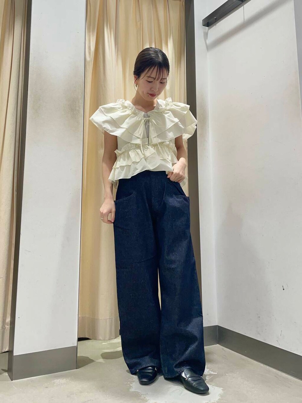 ブルー系のデニムパンツ、ホワイト系のシャツ/ブラウスを着用したレディースの春コーディネートの3枚目の写真