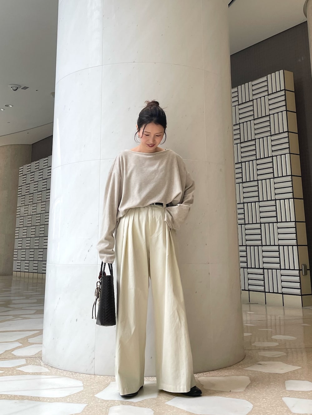 ベージュ系のTシャツ/カットソー、ホワイト系のその他パンツ、ブラウン系のトートバッグを着用したレディースの春コーディネートの4枚目の写真