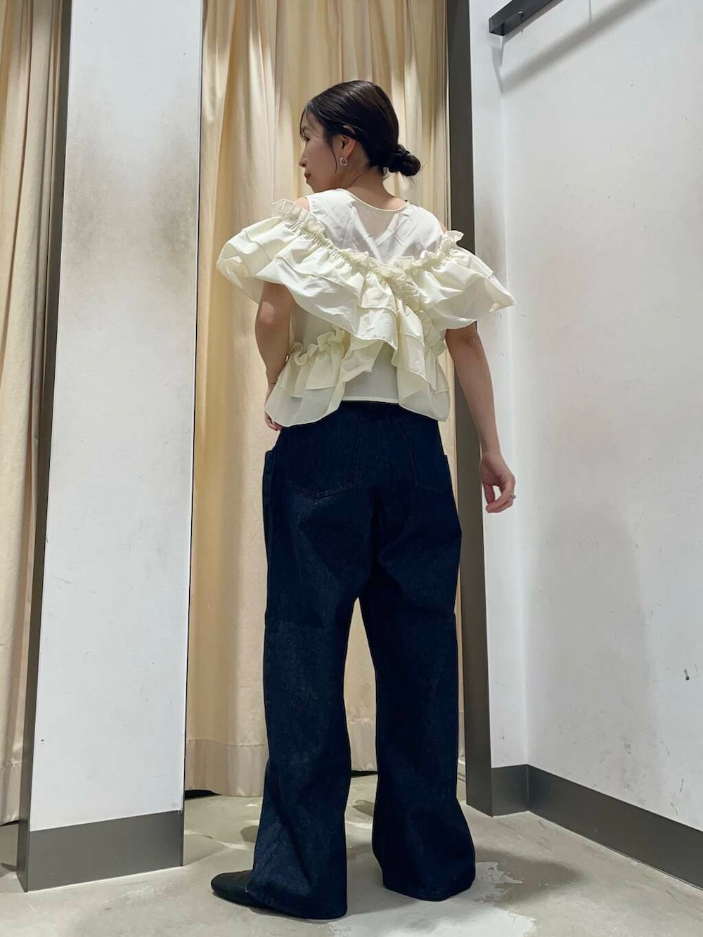 ブルー系のデニムパンツ、ホワイト系のシャツ/ブラウスを着用したレディースの春コーディネートの4枚目の写真