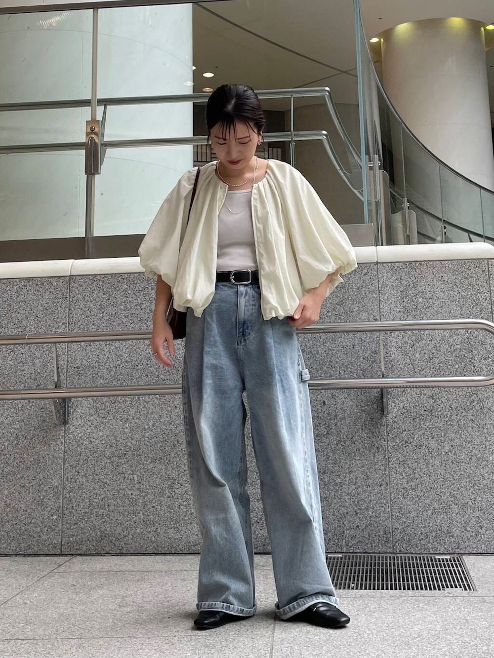 ブルー系のデニムパンツ、ホワイト系のその他アウターを着用したレディースの春コーディネートの3枚目の写真