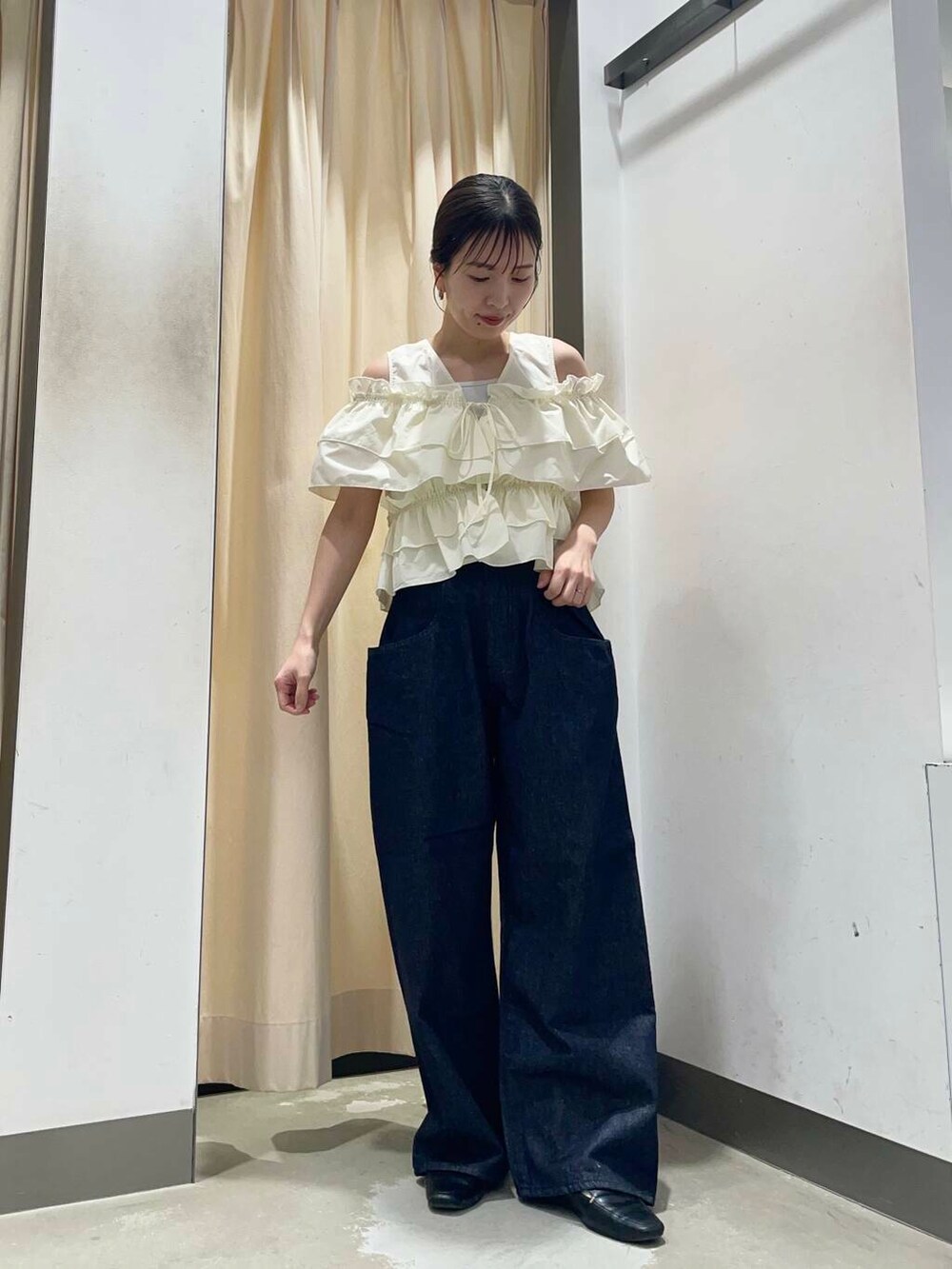 ブルー系のデニムパンツ、ホワイト系のシャツ/ブラウスを着用したレディースの春コーディネートの2枚目の写真