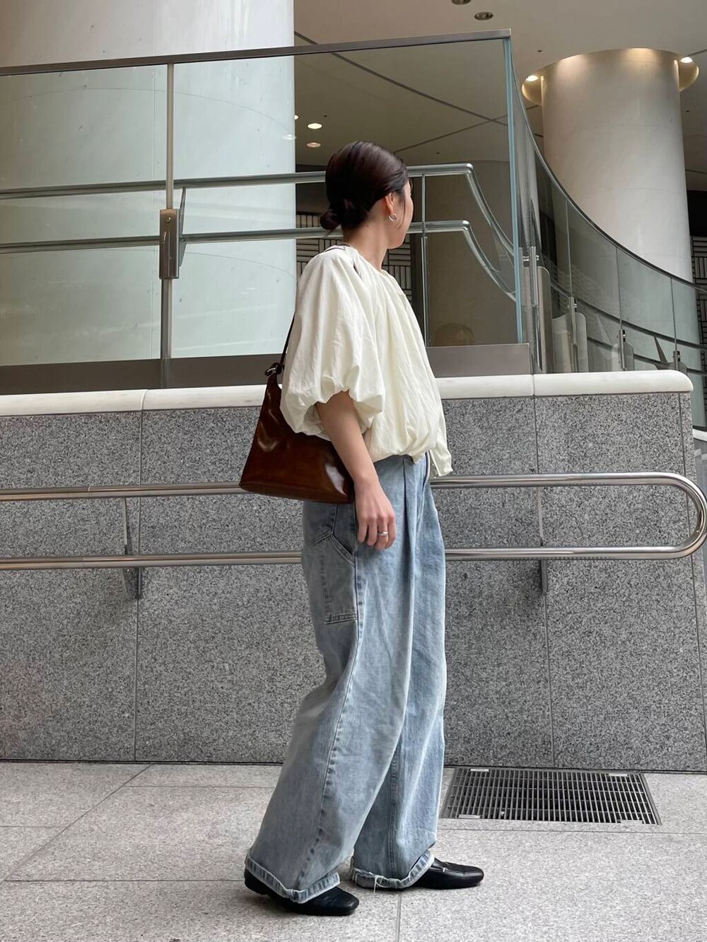 ブルー系のデニムパンツ、ホワイト系のその他アウターを着用したレディースの春コーディネートの5枚目の写真