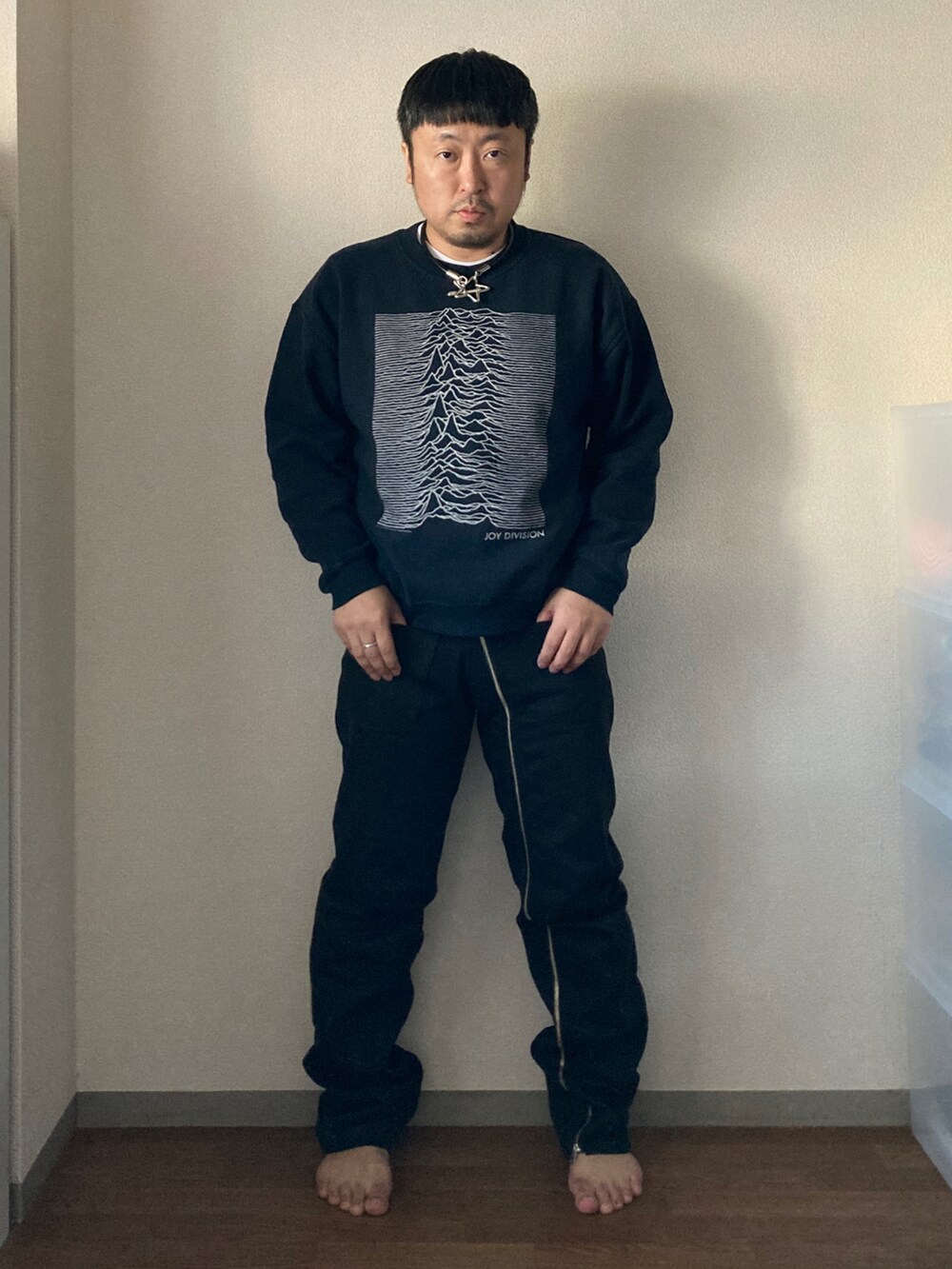 「冬コーデ、今日のコーデ、古着、古着コーデ、古着MIX、古着男子、ムートン、ムートンコート、ムートンジャケット、レザージャケット、ネックウォーマー、チョーカー、退廃的、スウェット、リジットデニム」｜「古着のアイテム（ムートンコート、ブラック系）」を使った、dateoさん（メンズ・174cm）の冬コーディネートの3枚目の写真
