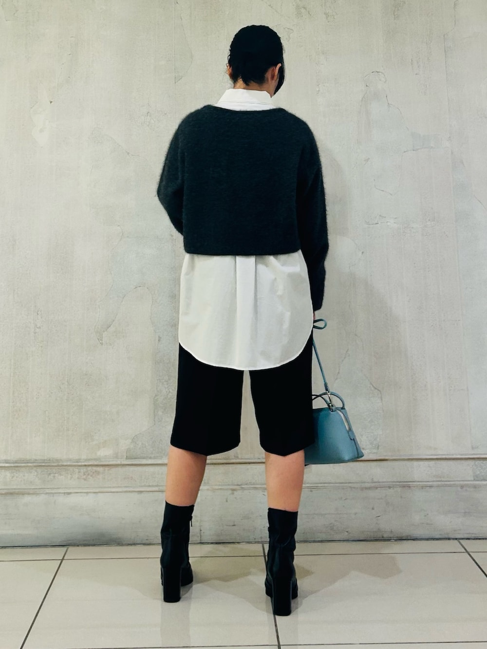 ブラック系のその他パンツ、ブラック系のブーツ、グレー系のニット/セーターを着用したレディースの秋コーディネートの4枚目の写真