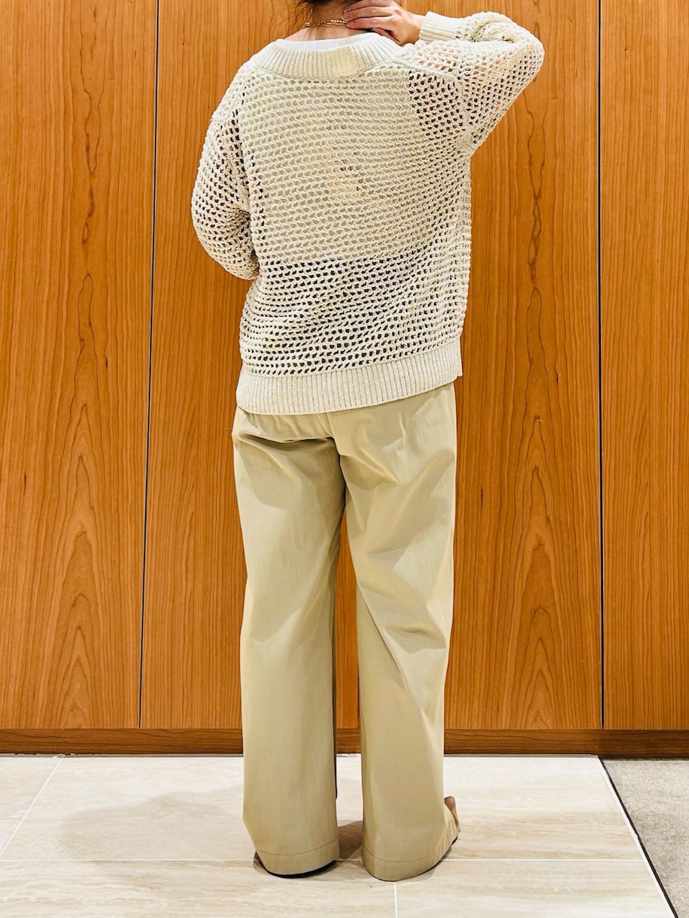 ベージュ系のその他パンツ、ホワイト系のタンクトップ、ベージュ系のニット/セーターを着用したレディースの春コーディネートの3枚目の写真