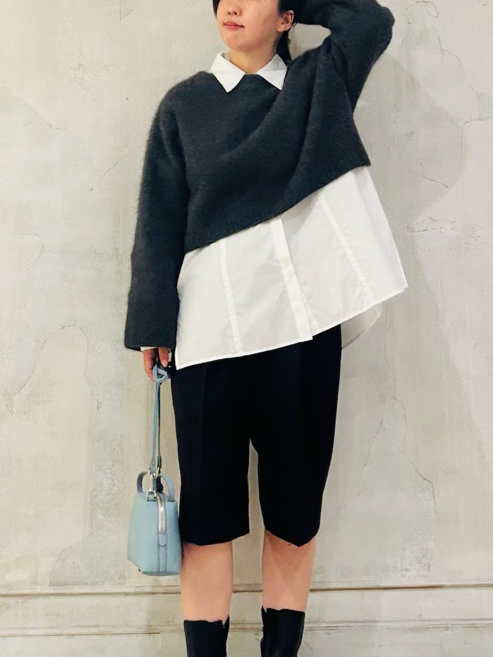 ブラック系のその他パンツ、ブラック系のブーツ、グレー系のニット/セーターを着用したレディースの秋コーディネートの2枚目の写真