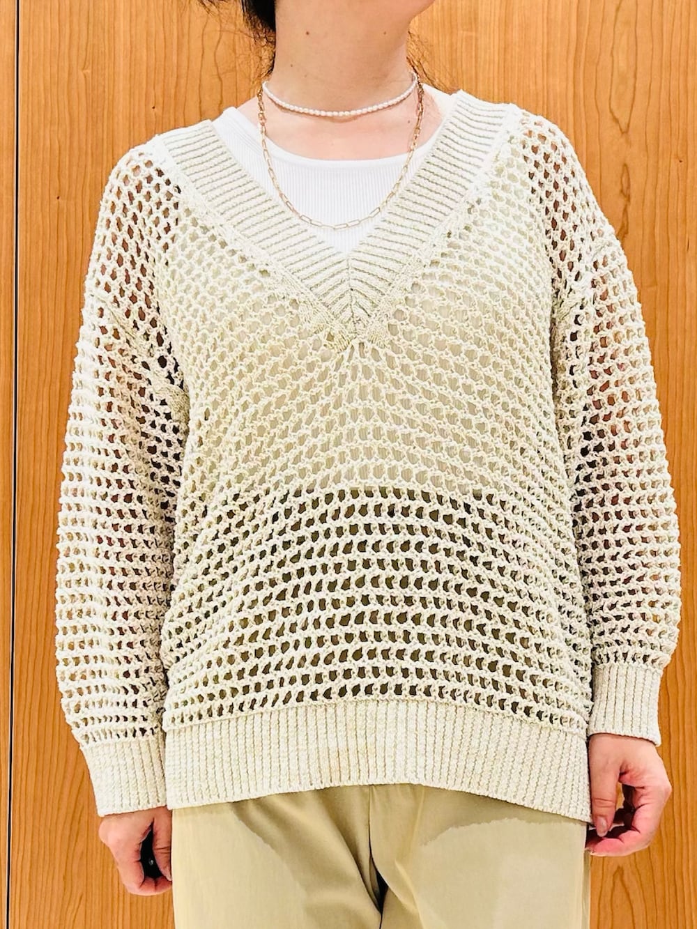 ベージュ系のその他パンツ、ホワイト系のタンクトップ、ベージュ系のニット/セーターを着用したレディースの春コーディネートの4枚目の写真